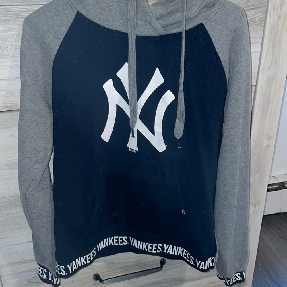 Womens New York Yankees sweatshirt